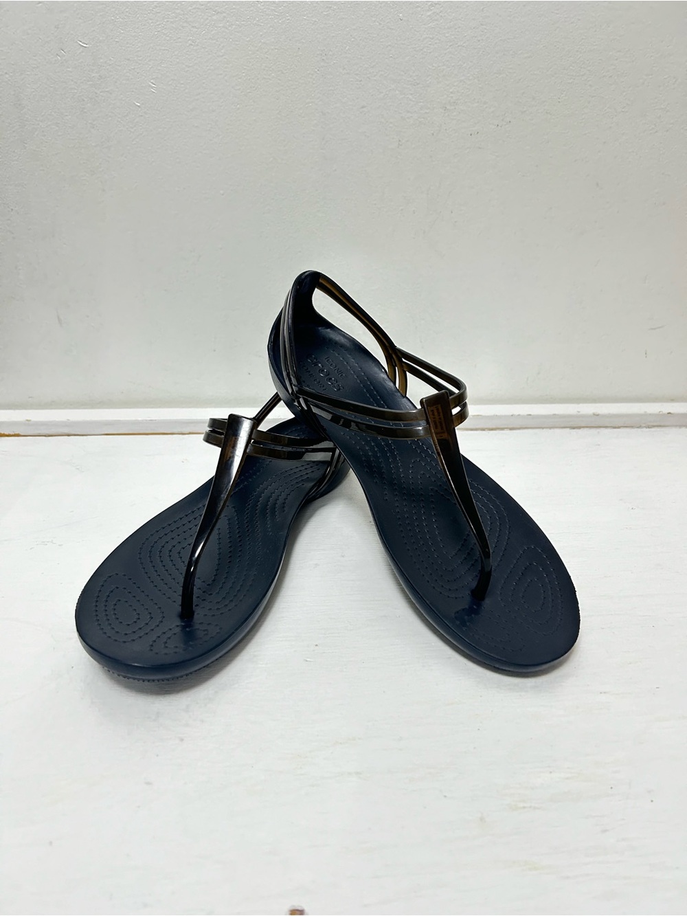 Crocs Women’s Isabella Black T-Strap Jelly Thong Iconic Comfort Sandals Size 9